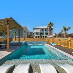 Skyline Views! Private Pool, Hot Tub, Rooftop, Private Beach